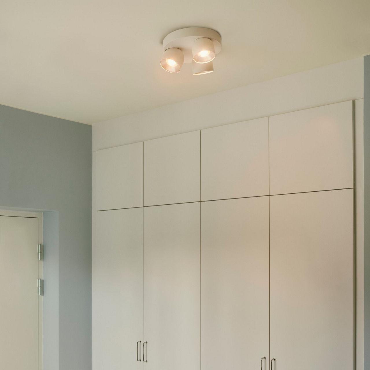  3-Rondel Spotlight Pitcher 3